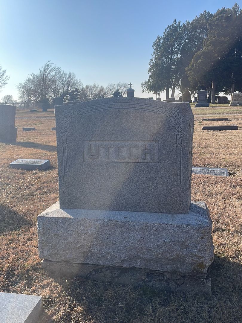 Emma A. Utech's grave. Photo 1