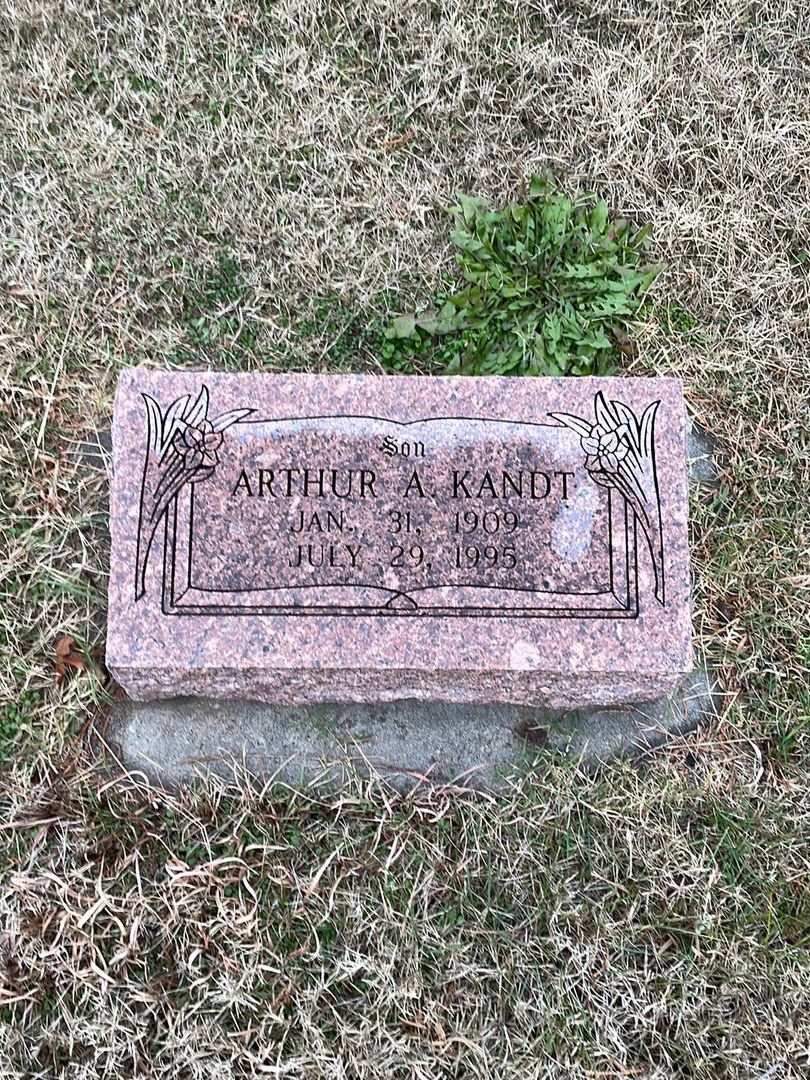 Arthur A. Kandt's grave. Photo 1