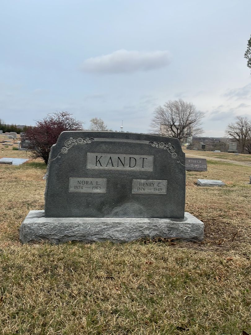 Henry C. Kandt's grave. Photo 1