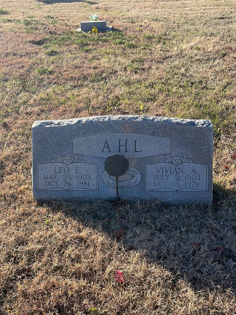 Leo E. Ahl's grave. Photo 1