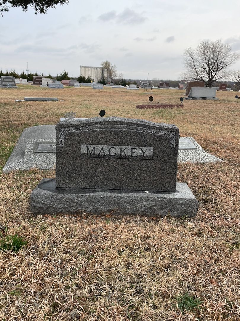 Edwin R. Mackey's grave. Photo 1