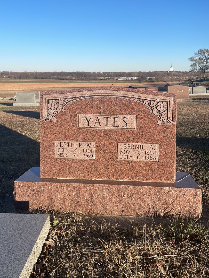 Esther W. Yates's grave. Photo 1