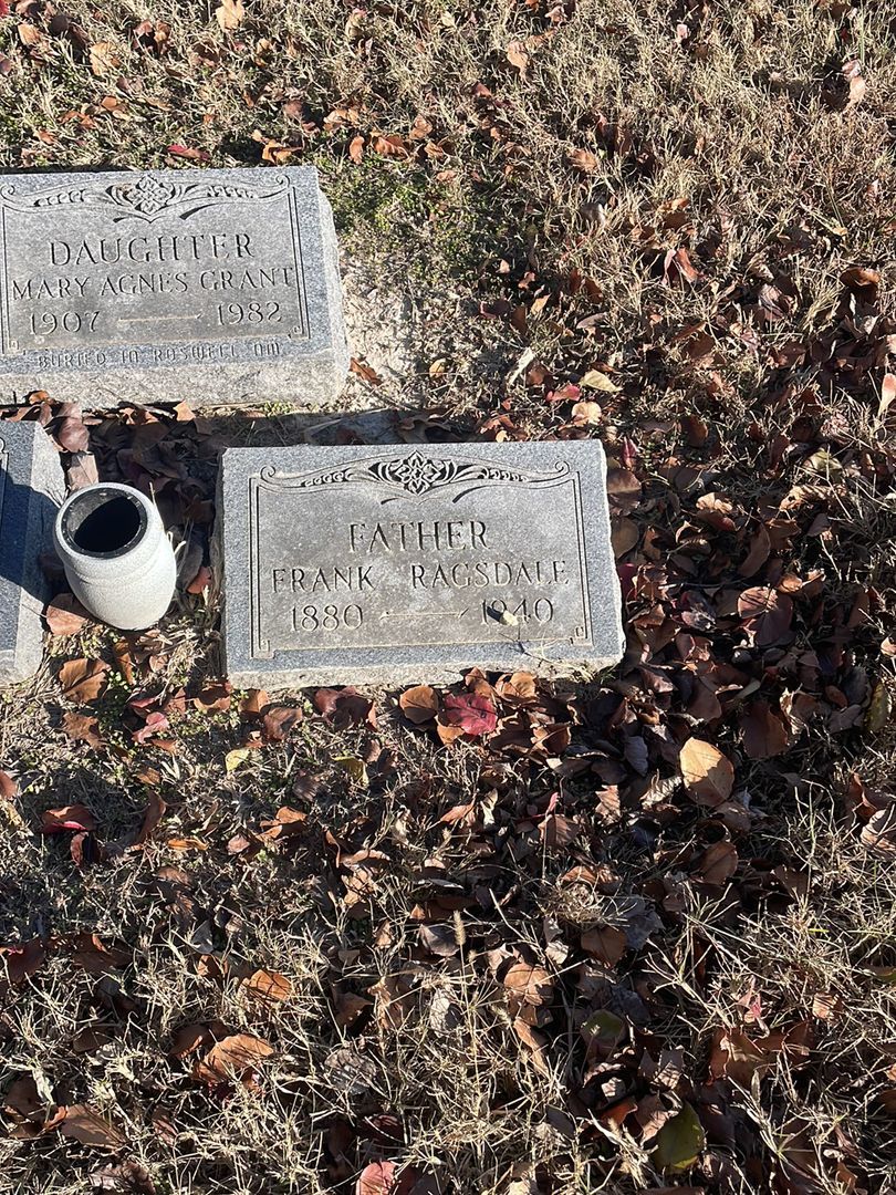 Frank Ragsdale's grave. Photo 1