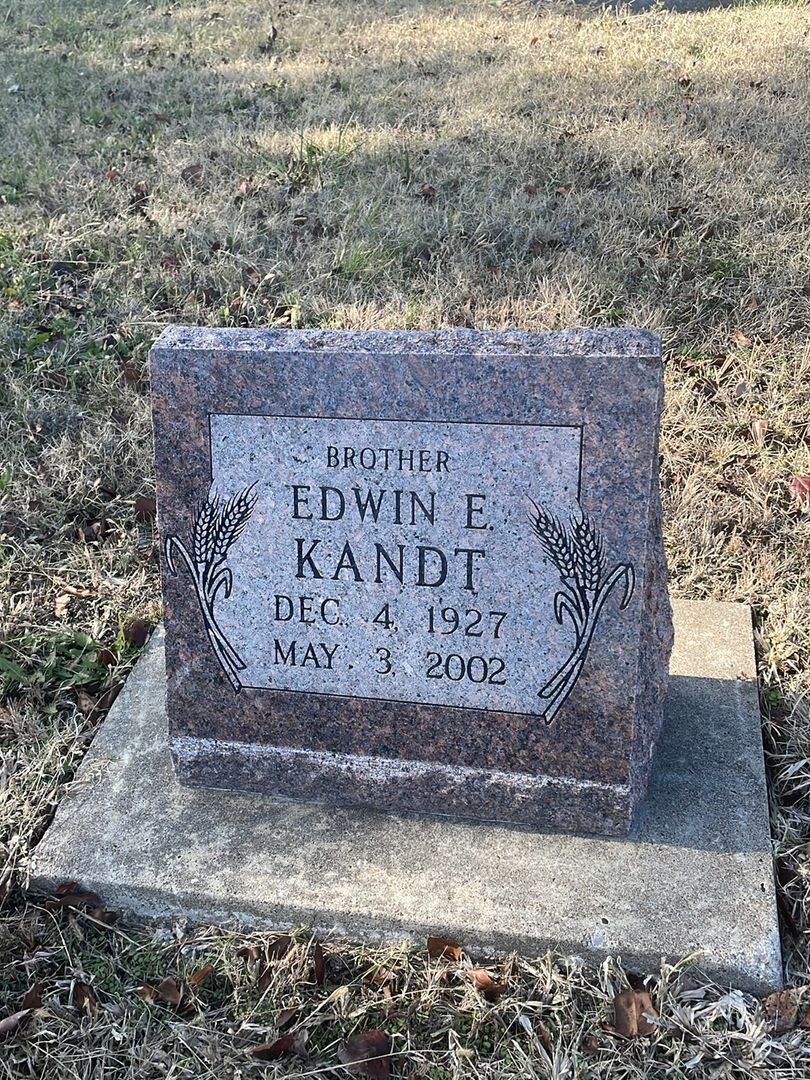 Edwin E. Kandt's grave. Photo 1