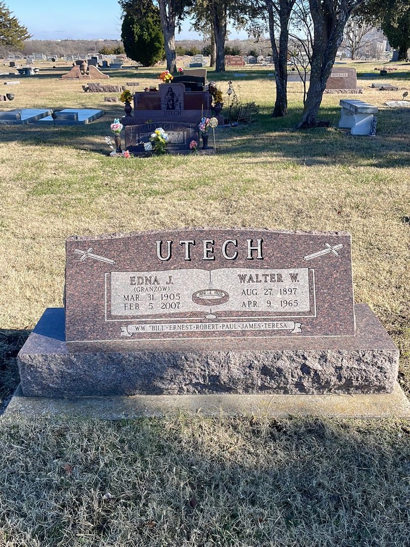 Walter W. Utech's grave. Photo 1