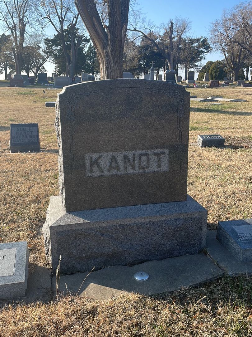 Fannie J. Kandt's grave. Photo 1