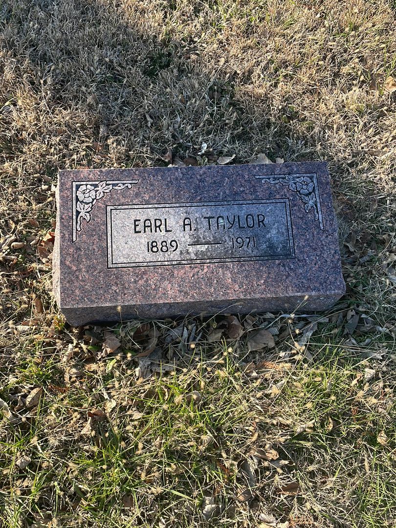Earl A. Taylor's grave. Photo 1