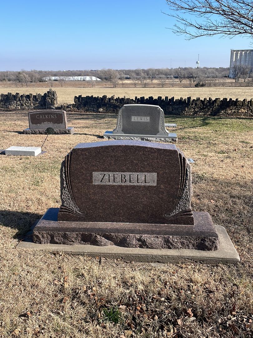 Emelia F. Ziebell's grave. Photo 1