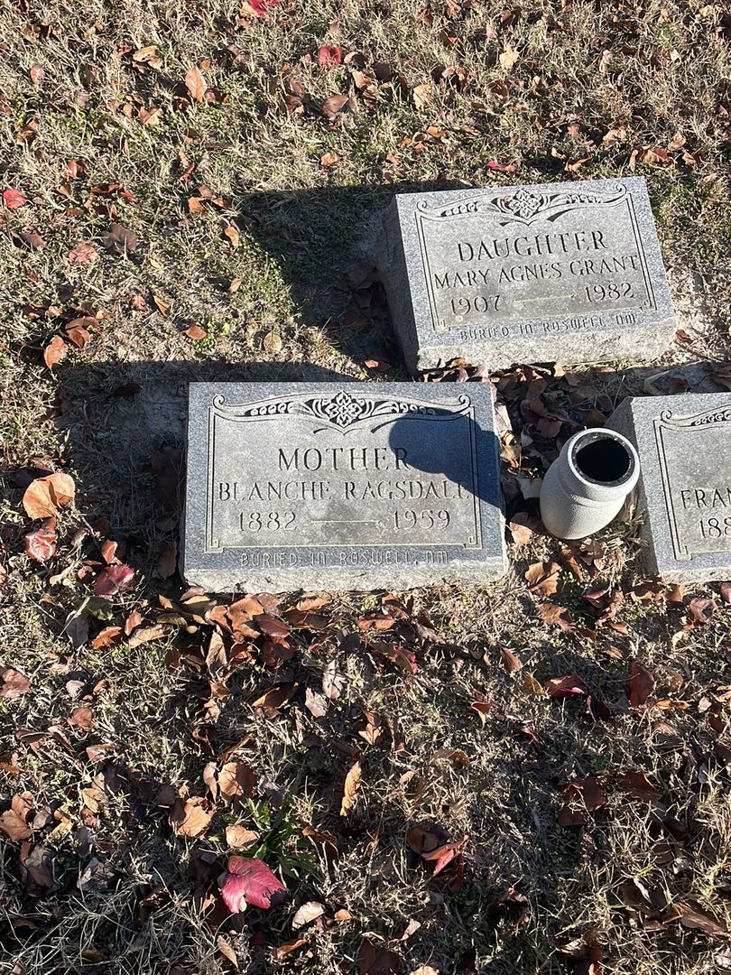 Blanche Ragsdale's grave. Photo 1