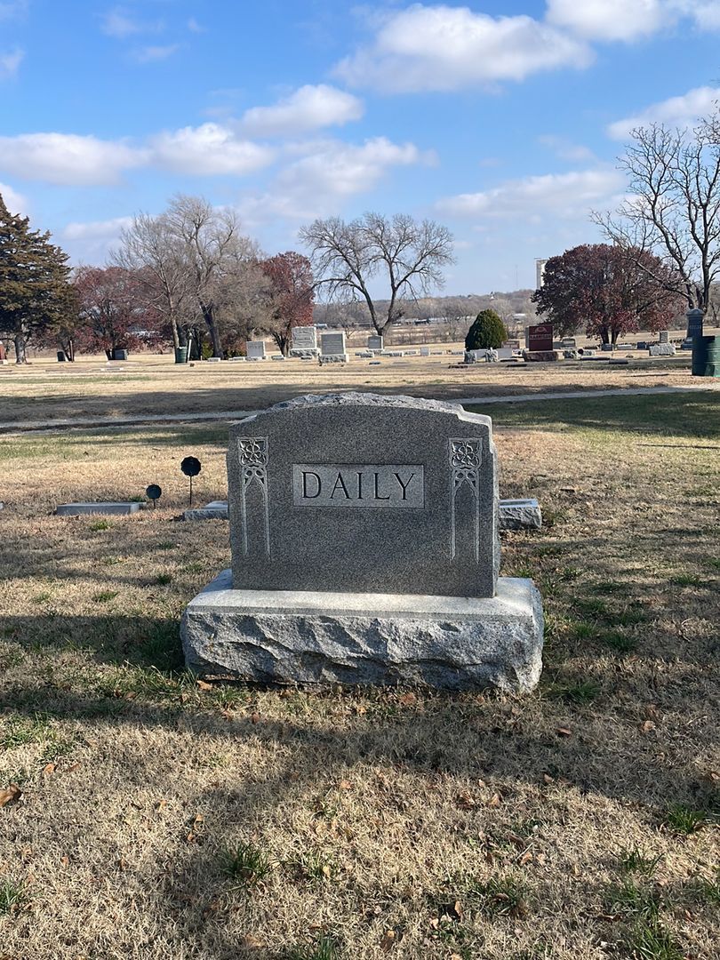 Ella Evangeline Daily's grave. Photo 1