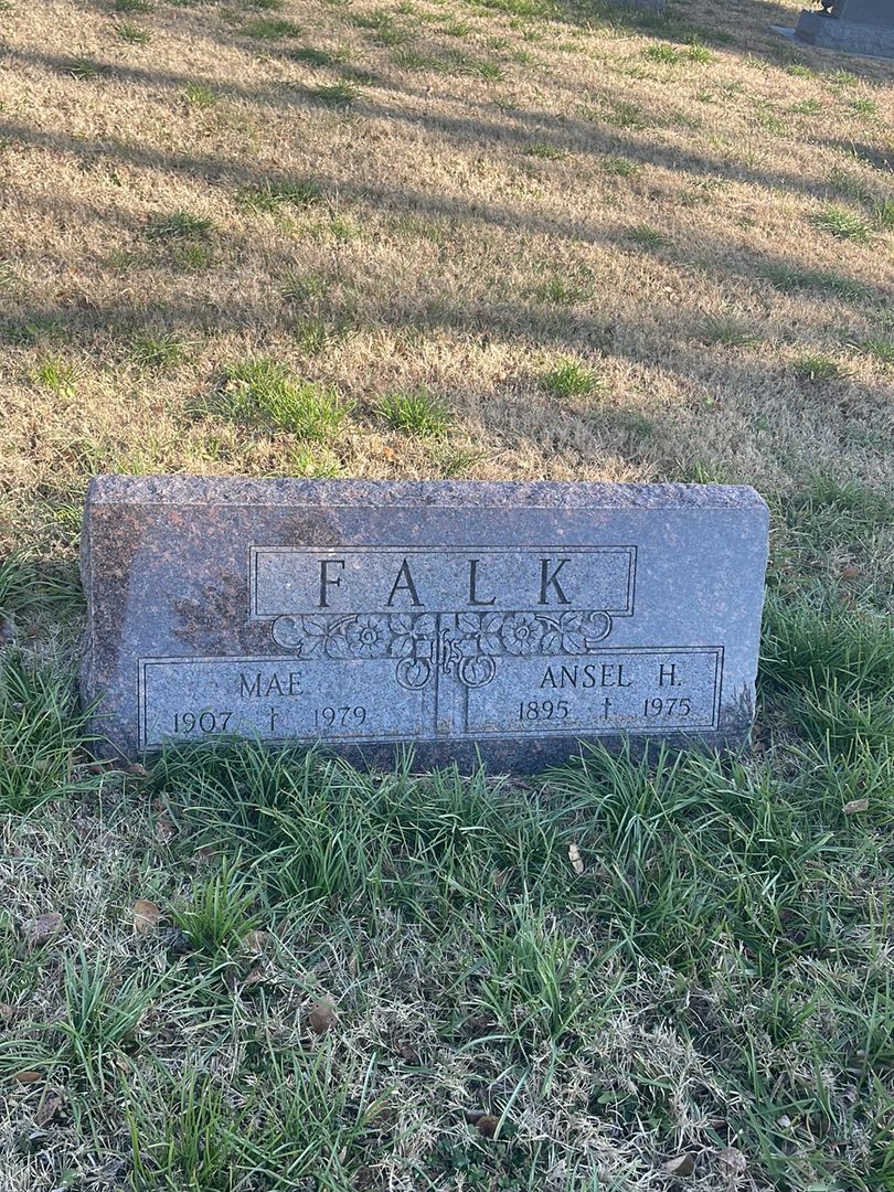 Mae Falk's grave. Photo 1