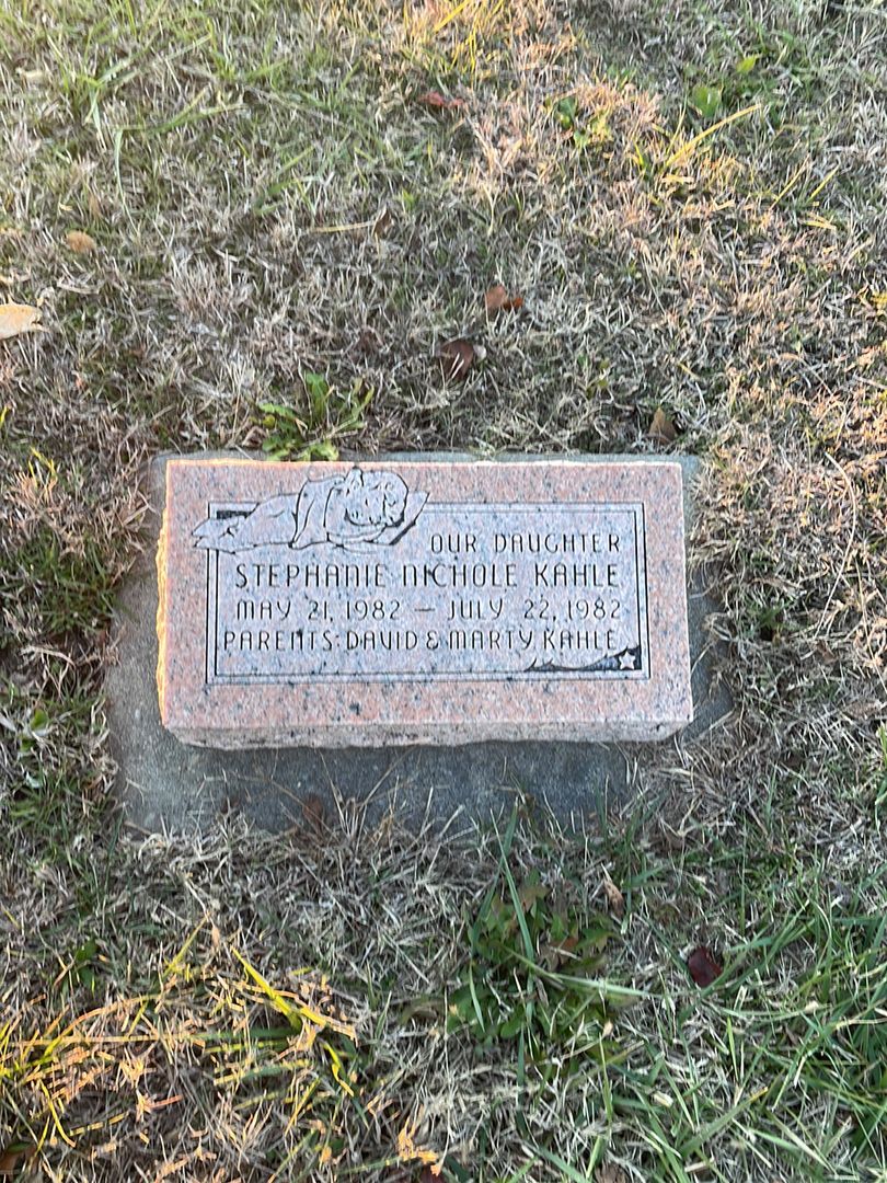 Stephanie Nichole Kahle's grave. Photo 1