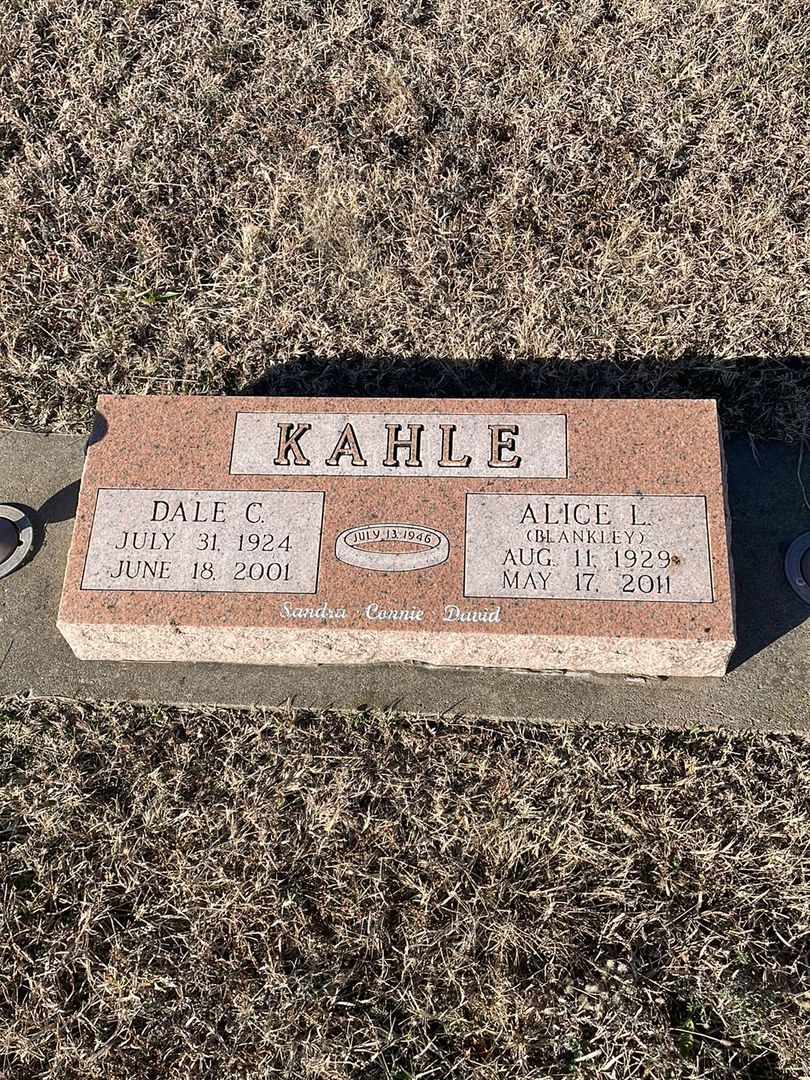 Dale C. Kahle's grave. Photo 1