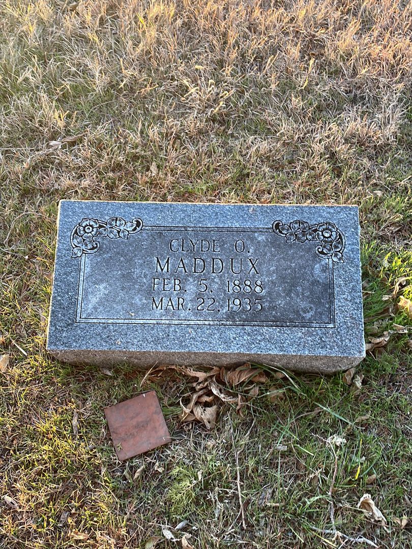 Clyde O. Maddux's grave. Photo 1