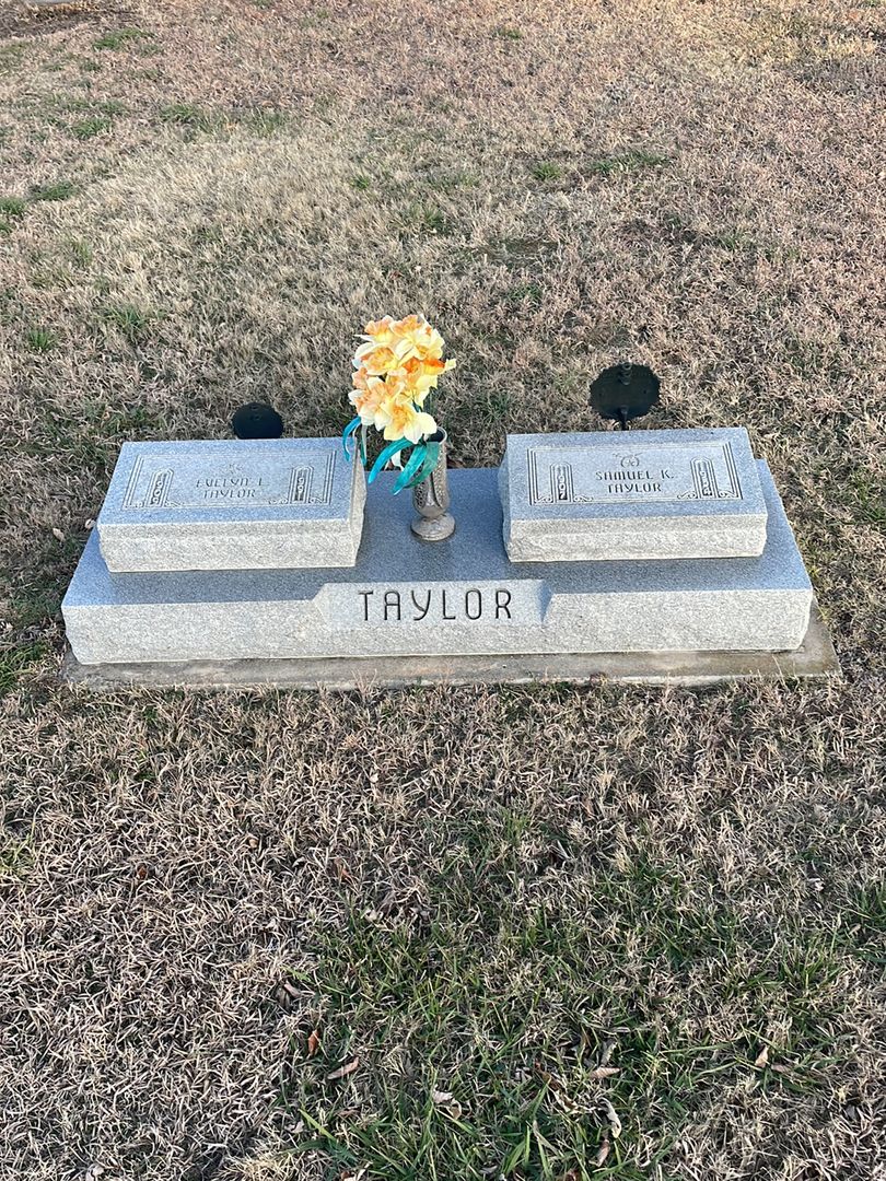 Evelyn L. Taylor's grave. Photo 1