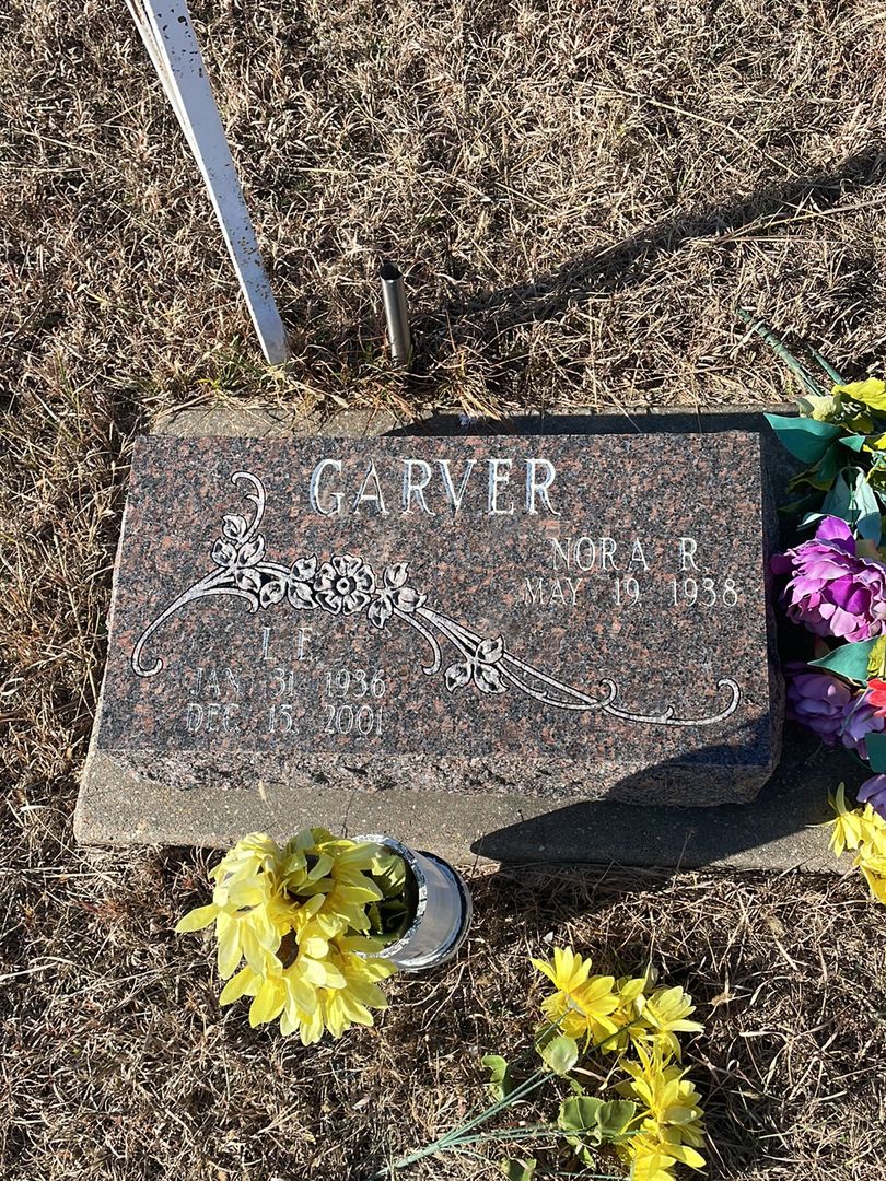 L. E. Garver's grave. Photo 1