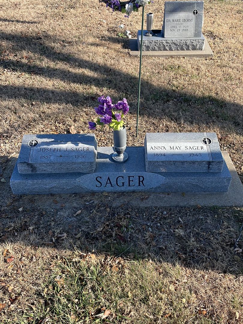Anna May Sager's grave. Photo 1