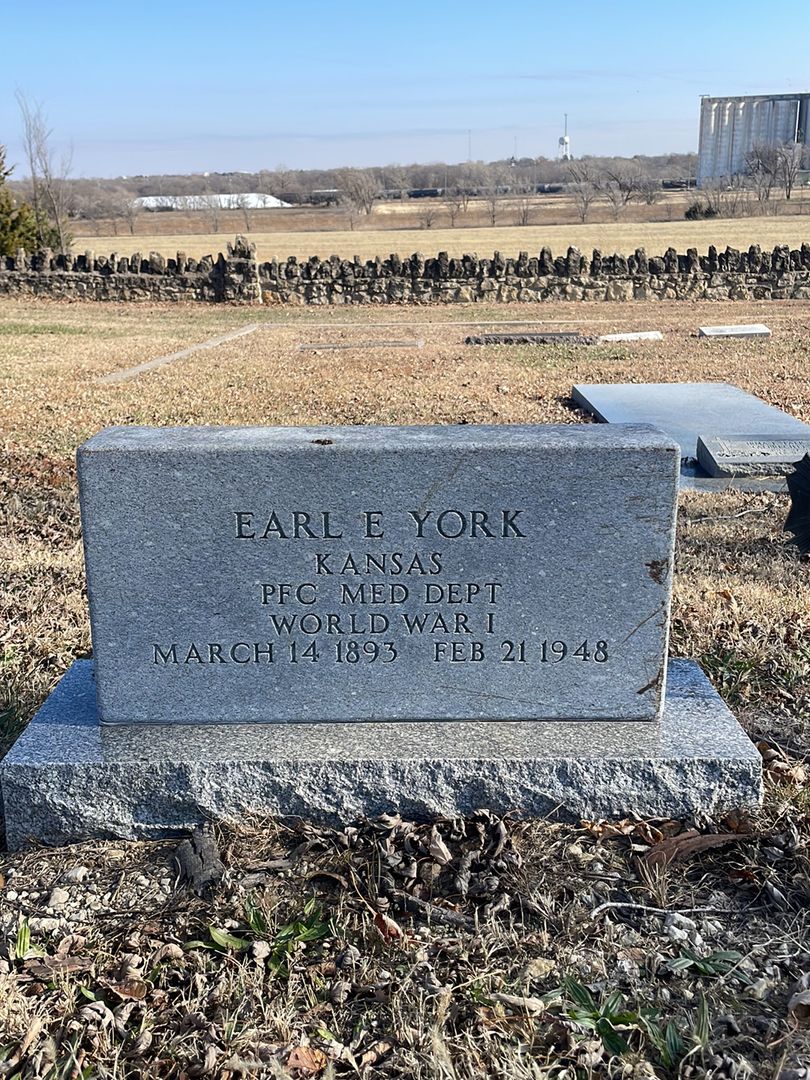 Earl E. York's grave. Photo 1