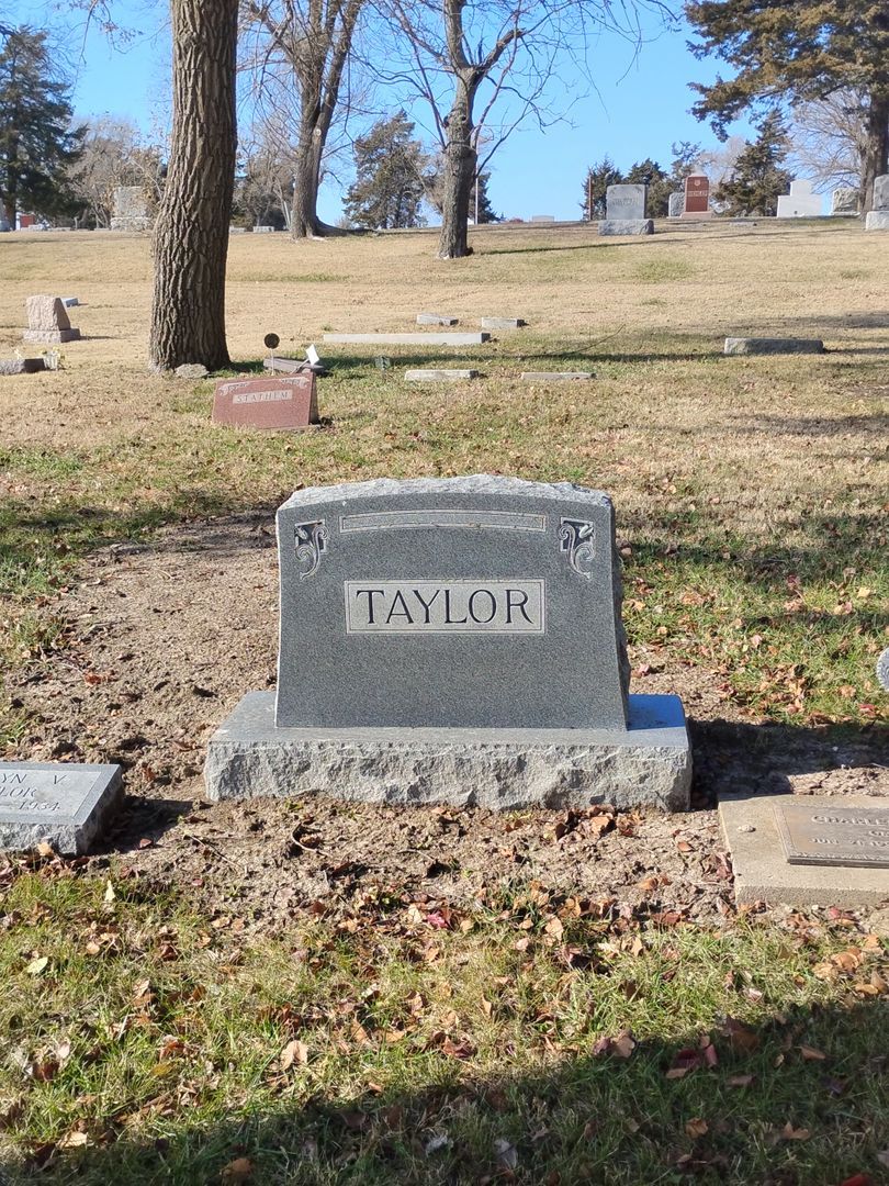Charles O. Taylor's grave. Photo 1