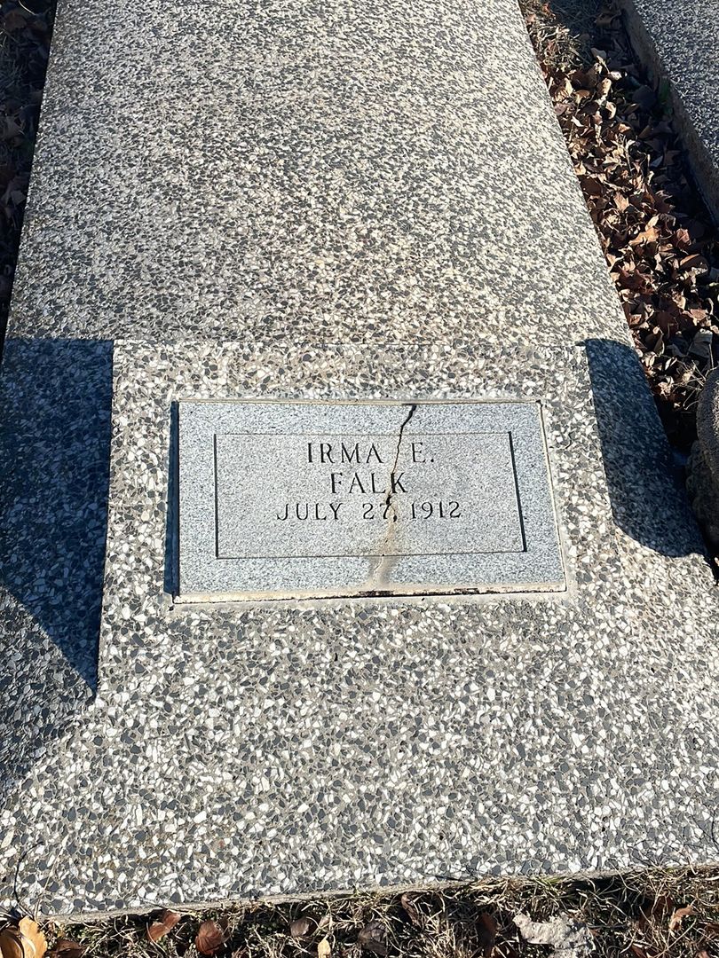 Irma E. Falk's grave. Photo 1
