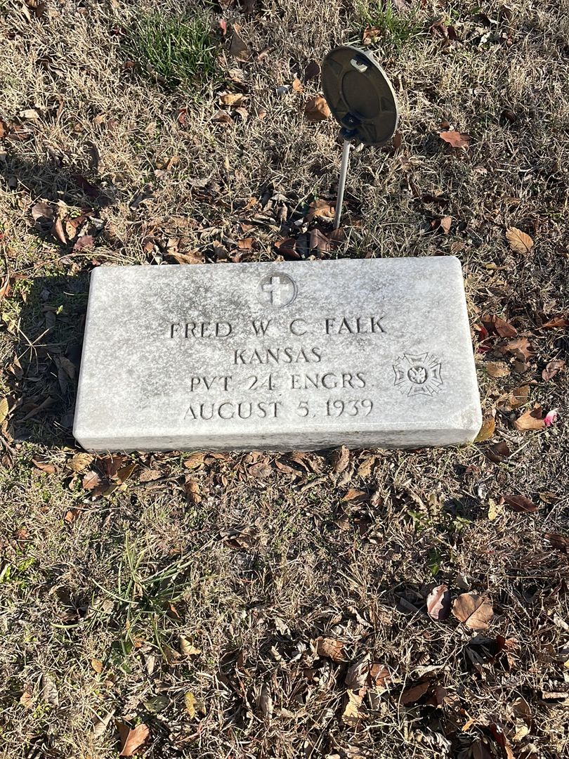 Fred W. Falk's grave. Photo 1