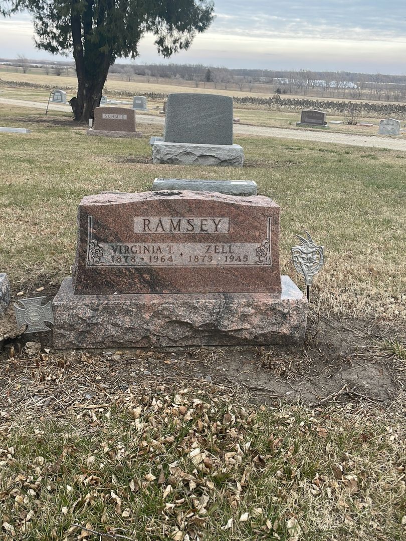 Zell Ramsey's grave. Photo 1