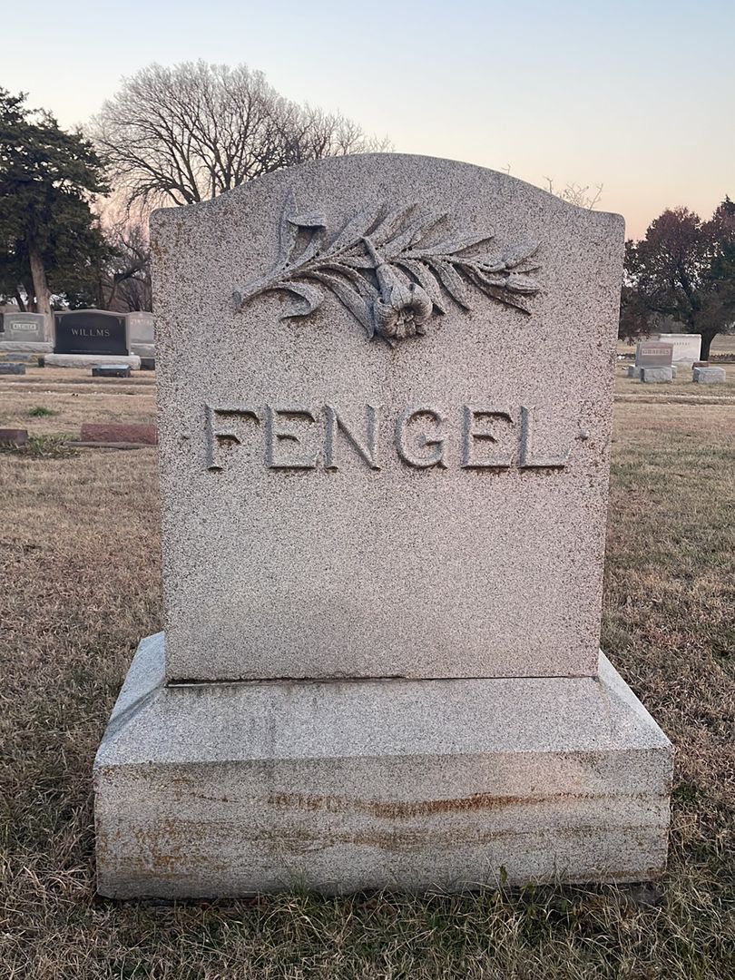 Opal M. Wade's grave. Photo 1