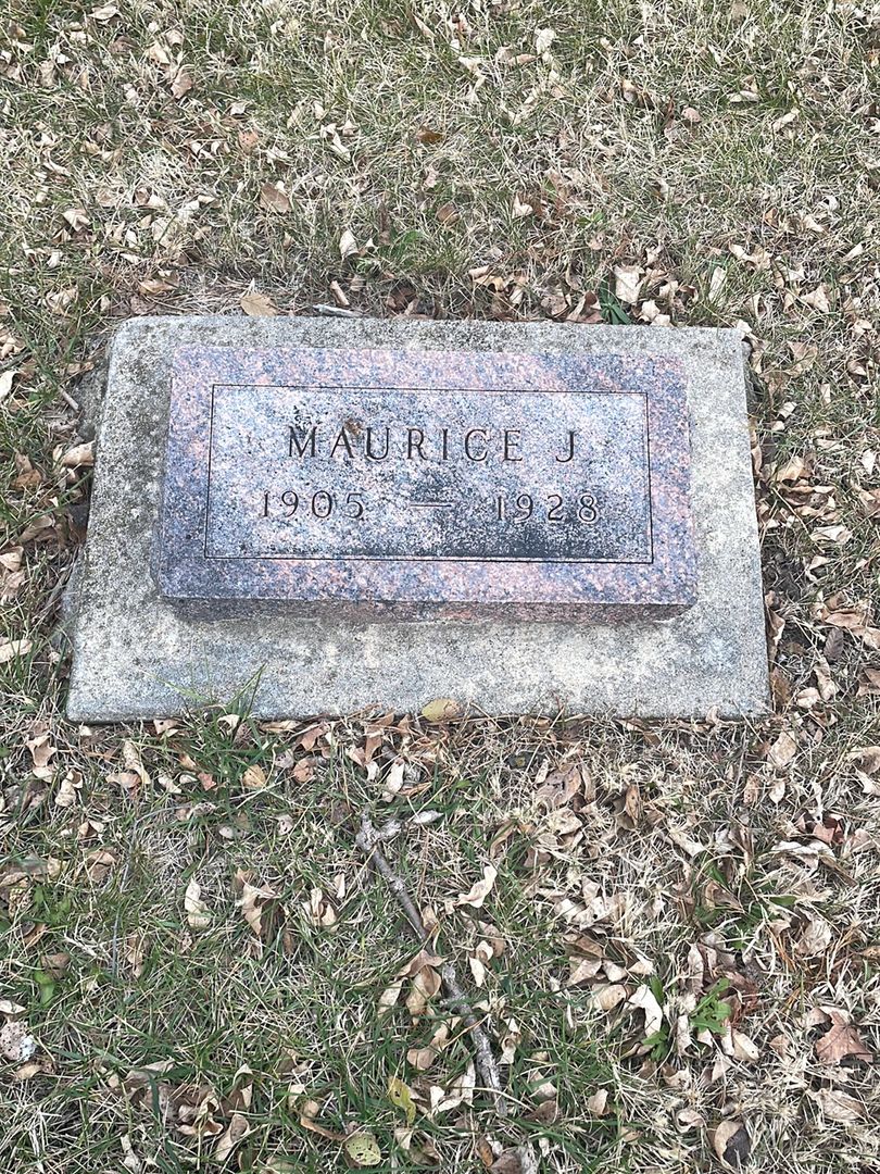 Maurice J. Ramsey's grave. Photo 1